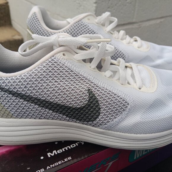 Womens nike shoes worn once - Picture 1 of 4